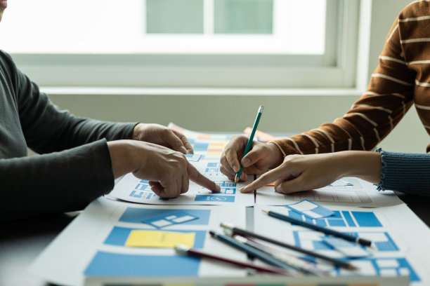 UxUi开发团队在头脑风暴概念会议桌上讨论了这个项目，设计了一个网站，其中包含一个为智能手机屏幕编程的系统。图片下载