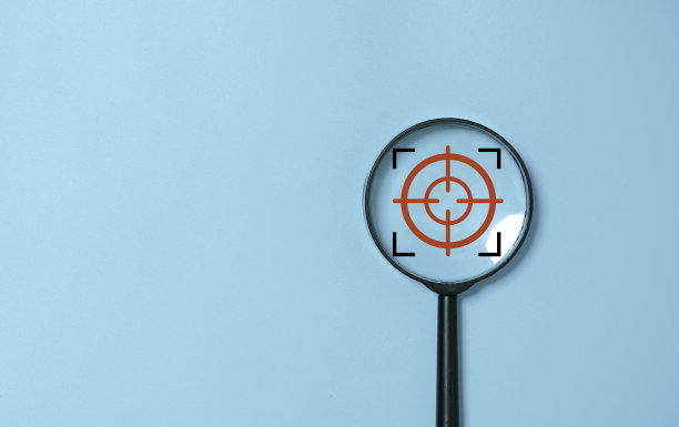 放大镜内聚焦图标，用于在蓝色背景和复制空间的物镜目标上进行集中业务。图片下载