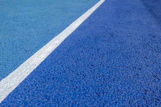 运动场地背景。蓝色橡胶和颗粒状地面，地面上有白色线条。俯视图图片下载