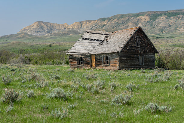 位于东端和SK之间的法国河谷的一座废弃建筑图片下载