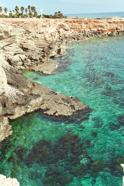 令人惊叹的绿松石般的清澈大海和岩石海岸。旅游的概念。高质量照片图片下载