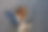 悲伤的红发女孩坐在木制背景上图片下载