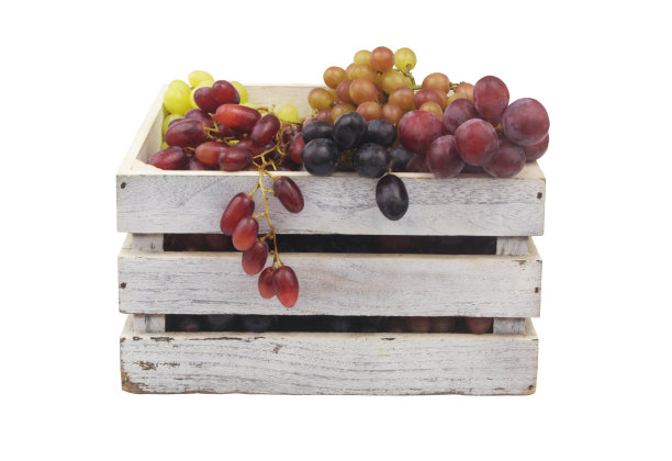 白色彩绘木盒与几种葡萄隔离。图片下载