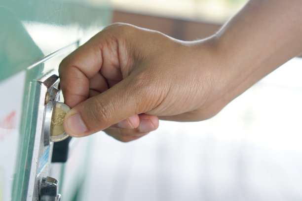 人们的手正在投硬币来接收食物。图片下载