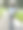 一名印度男子骑着一辆小摩托在居民区的铺路石道上行走的特写照片，焦点在前景图片下载