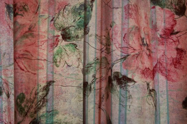 美丽的淡粉色窗帘与复杂的花卉图案图片下载