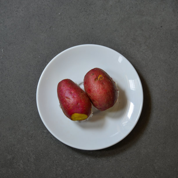 白盘上的红薯图片下载