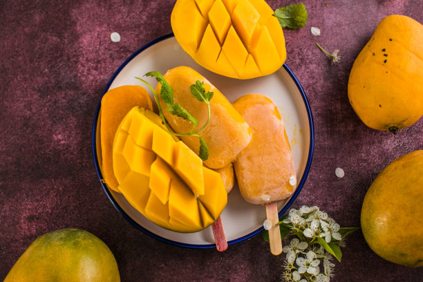 芒果香蕉冰棒配新鲜水果，平放顶视图图片下载