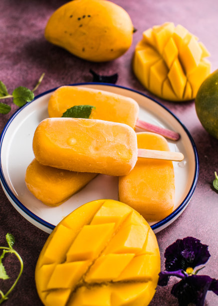 芒果香蕉冰棒配新鲜水果，平放顶视图图片下载