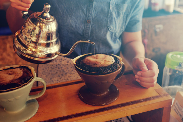 咖啡师在做手工滴滤咖啡图片下载