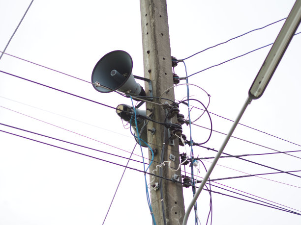 银灰色的灯柱和喇叭，银灰色的天空图片下载