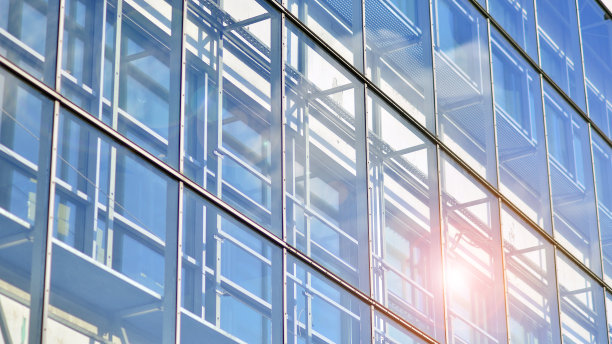 抬头看市中心的商业大厦。蓝天映衬下的现代办公楼。图片下载