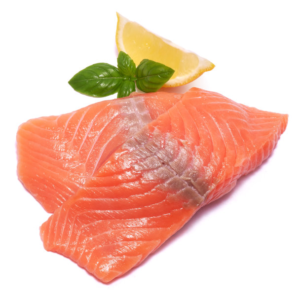 白色背景上的一片鲑鱼鱼片图片下载