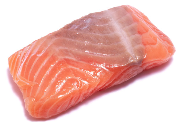 白色背景上的一片鲑鱼鱼片图片下载