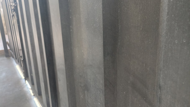 板和板条壁板安装。近距离油漆金属栏杆背景。采购产品金属，钢，波纹铁，铝，镀锌。黑色栅栏帽板。彩绘金属栅栏图片下载