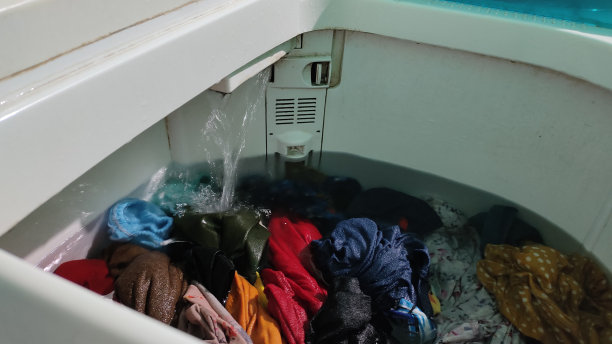衣服在洗衣机里浸在水里图片下载
