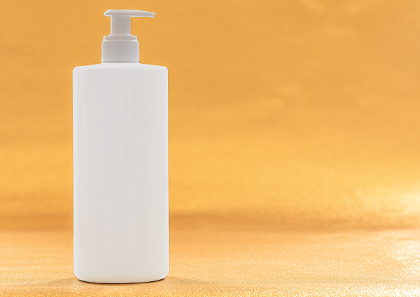 白色无品牌分配器瓶孤立在黄色背景图片下载