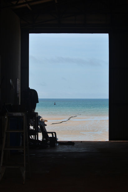 一扇可以看到海滩的门。图片下载