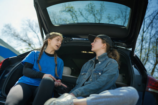 在高速公路上的徒步旅行者。图片下载