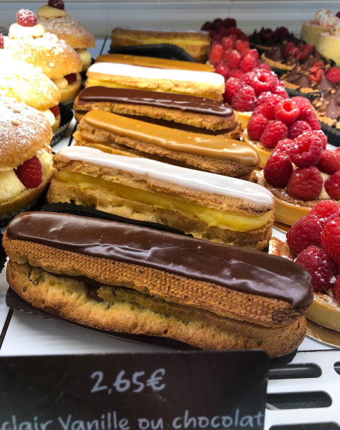 法国:精美的泡芙和覆盆子挞装在糕点盒里图片下载