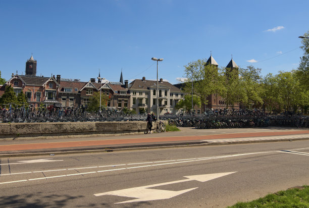 广角视角的停车场数千辆自行车。城市景观背景。自行车是乌得勒支等城市居民非常流行的交通工具。欧洲城市的交通概念图片下载