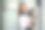 亚洲女商人拿着手机看着相机。图片下载