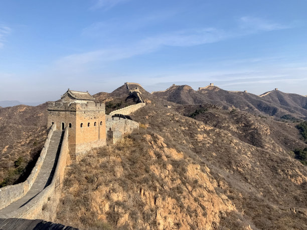 阳光明媚下的中国长城壮丽景色图片下载