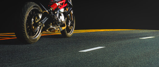 摩托车停在黑色背景的路面上图片下载