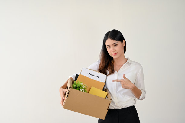 女商人指着装有辞职信的纸箱图片下载