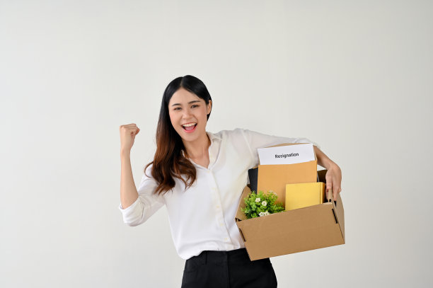 兴奋喜悦的亚洲女白领握拳庆祝辞职图片下载