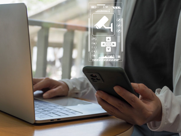 数字智能手机上的闭路电视。用户检查智能手机上的现代监控摄像头图片下载