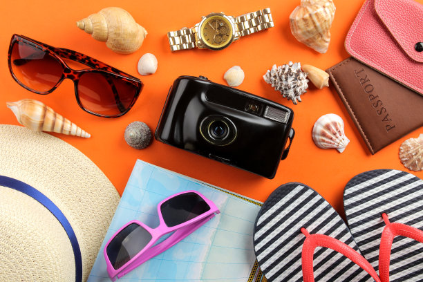 旅行概念帽，护照，地图，相机和太阳镜在明亮的橙色背景。俯视图图片下载