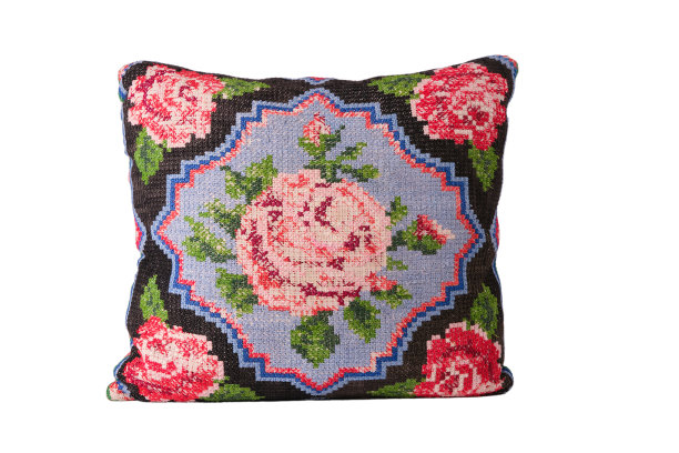 装饰枕头与玫瑰刺绣，孤立，手工，自然与羽毛图片下载