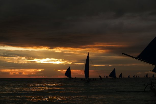 日落时海上的帆船图片下载