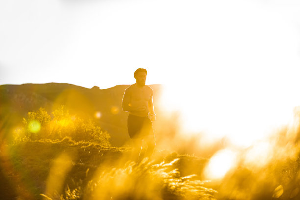 健壮的年轻人在大自然中奔跑。健康的生活方式图片下载