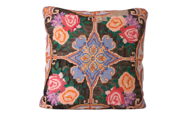 装饰枕头与玫瑰刺绣，孤立，手工，自然与羽毛图片下载