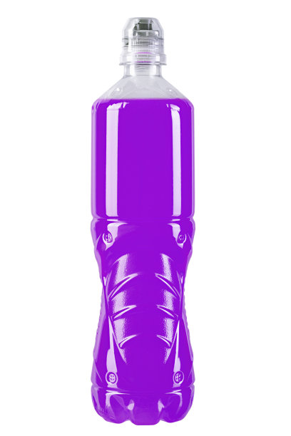 塑料瓶与紫色饮料隔离在白色背景。用塑料瓶装的能量饮料。图片下载