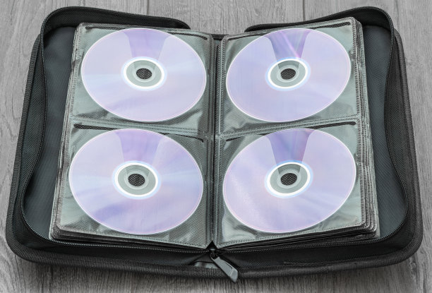 一个装有碟片的旧盒子图片下载