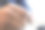 特写男性手写的记事本上模糊的背景图片下载