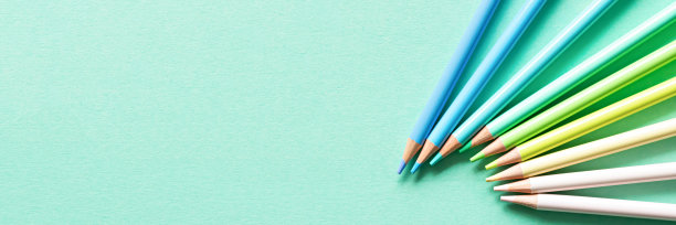 回到学校，教育和工作的理念。学习(研究)文具，薄荷背景。从上面看，俯视图。图片下载