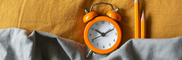 床上的彩色闹钟。观念觉醒，工作时间，训练(学习)，回到学校。起床，醒来，生活，远程学习。就寝时间，复印空间。图片下载