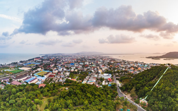 宋卡市景全景。泰国宋卡的美丽鸟瞰图。夕阳在昏暗的天空。图片下载