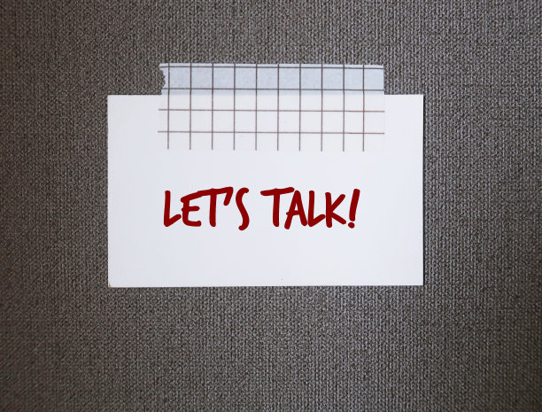白色卡片贴在墙纸上，手写文字LET'S TALK，通过困难的对话来解决关系冲突的概念，要求进行认真的谈话或讨论图片下载