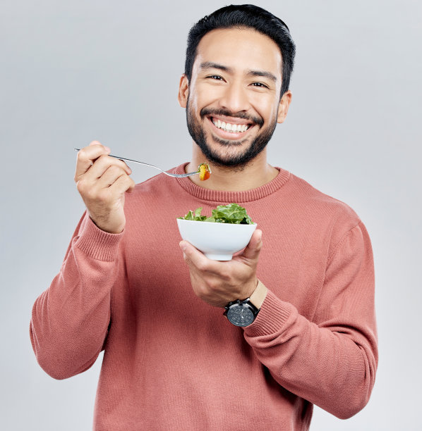 男人，沙拉和吃健康的肖像在工作室健康食品动机与蔬菜。亚洲男性微笑以蔬菜营养、饮食和有利于消化或减肥的白色为背景图片下载