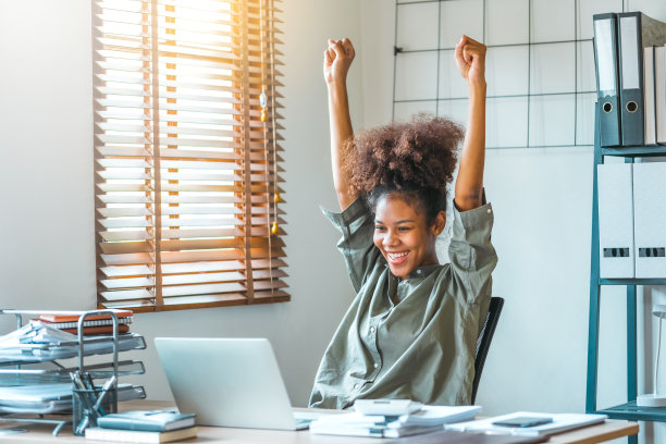 快乐的非裔美国少女使用数字平板电脑和笔记本电脑。年轻的商界领袖正在使用无线平板电脑。创意设计师在她的房子里工作。图片下载