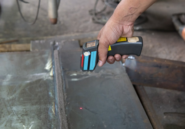 用红外温度计测量通道间温度图片下载