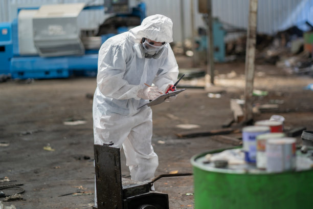 化学专家穿着安全制服和防毒面具在工业工厂检查化学品泄漏图片下载