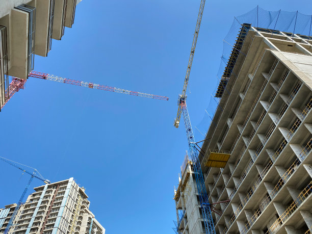 底部视图。美丽的现代办公摩天大楼映衬着天空。图片下载