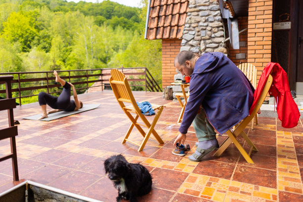 父亲在户外帮孩子穿衣服图片下载