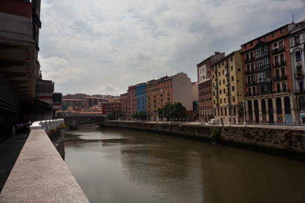 毕尔巴鄂市中心的纳维翁河堤图片下载